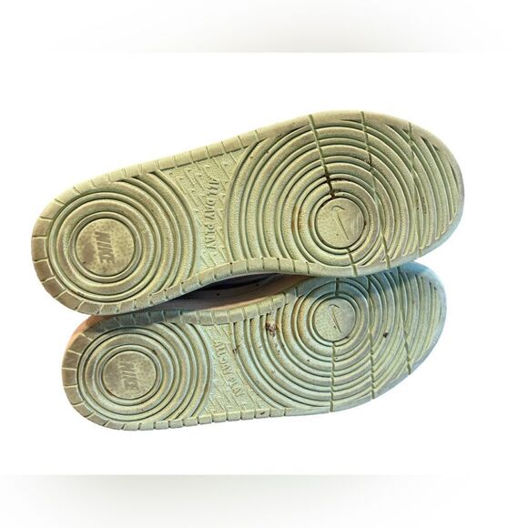 Nike girls shoes size 5y - Picture 3 of 5